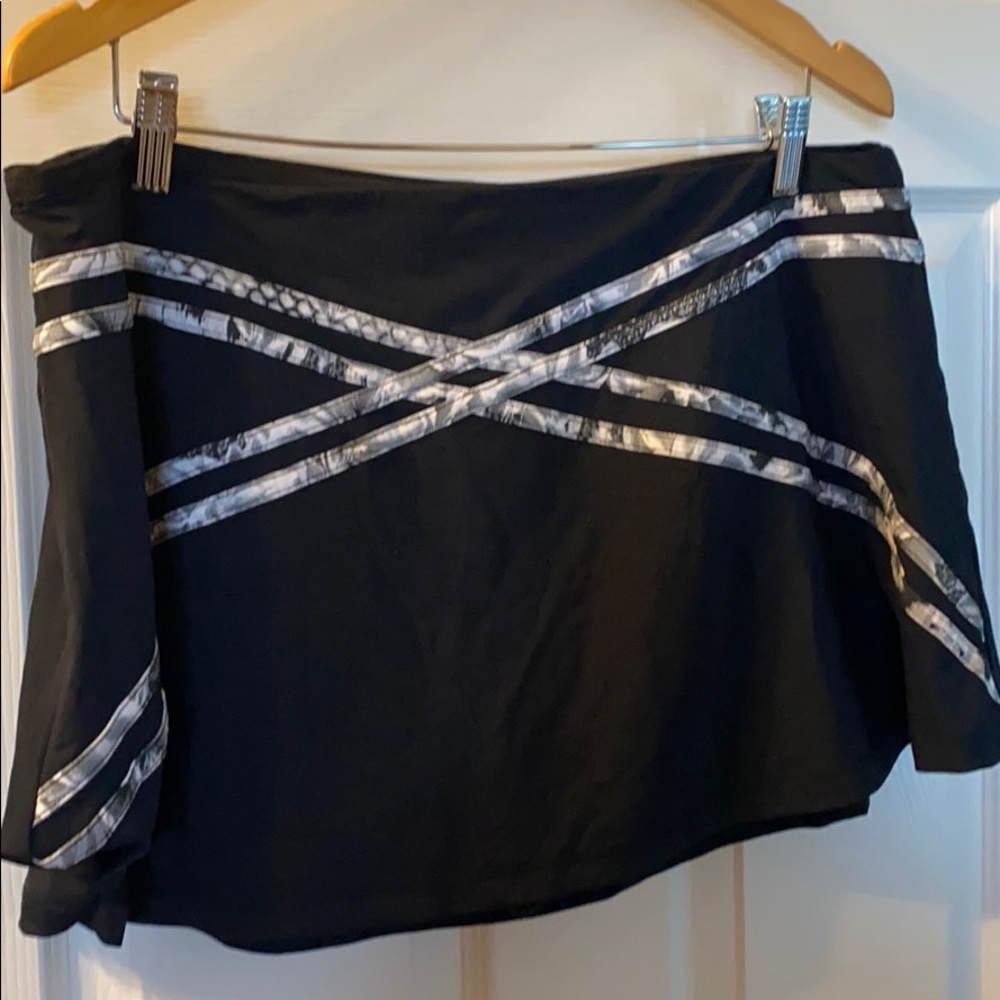 Flattering Eleven by Venus skort. Like new.